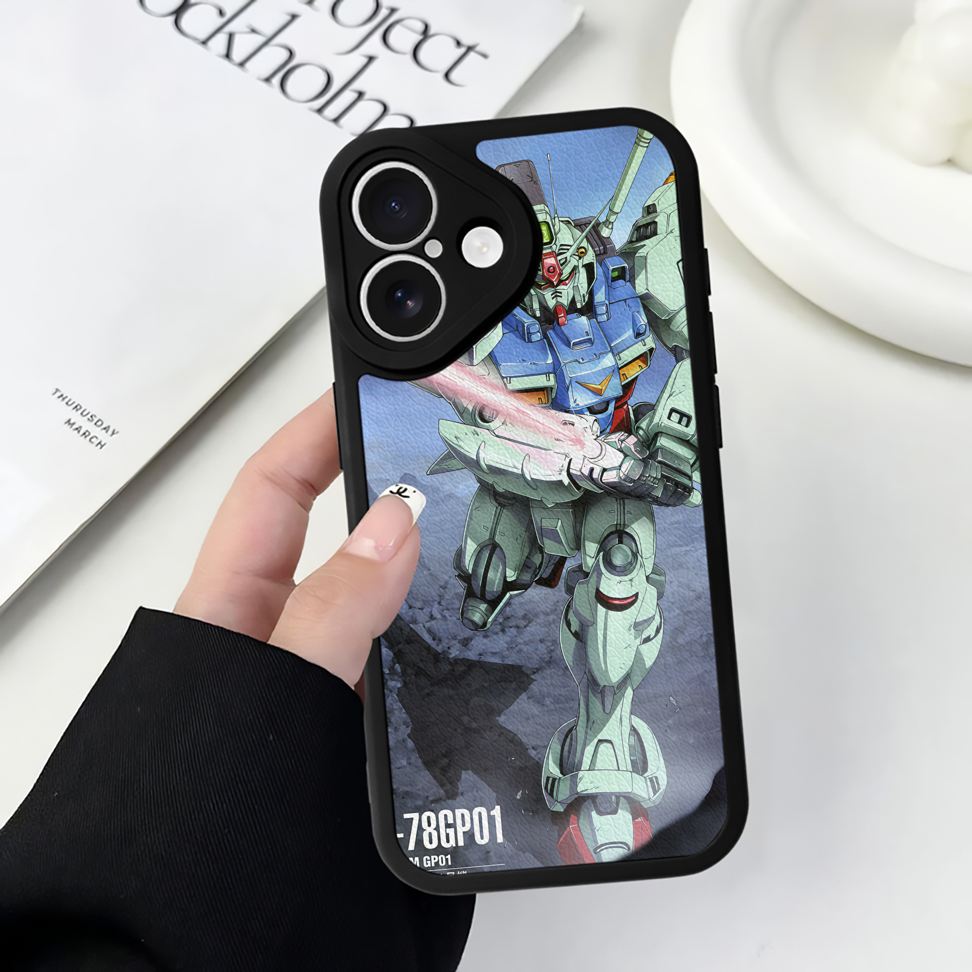 （画像用） 機動戦士ガンダム Mobile Suit Gundam 【iPhone 16シリーズ対応】シリコンスマホケース（レザー調） 材質：シリコン